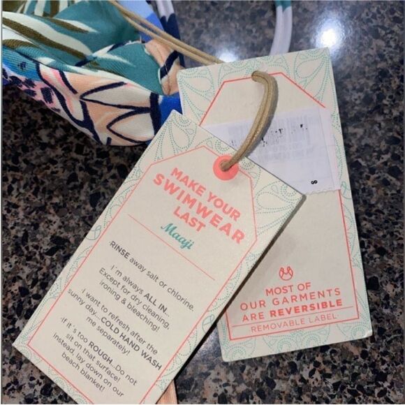 Maaji NWT Curuba surfer underwire bikini top
Reversible Size Small - Picture 7 of 10